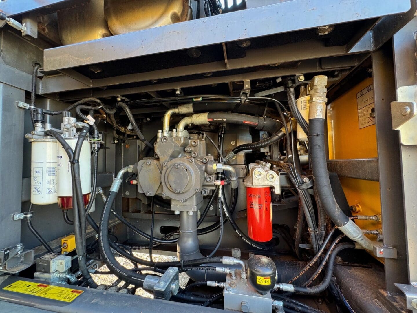Hydraulic pump and filters inside machinery compartment