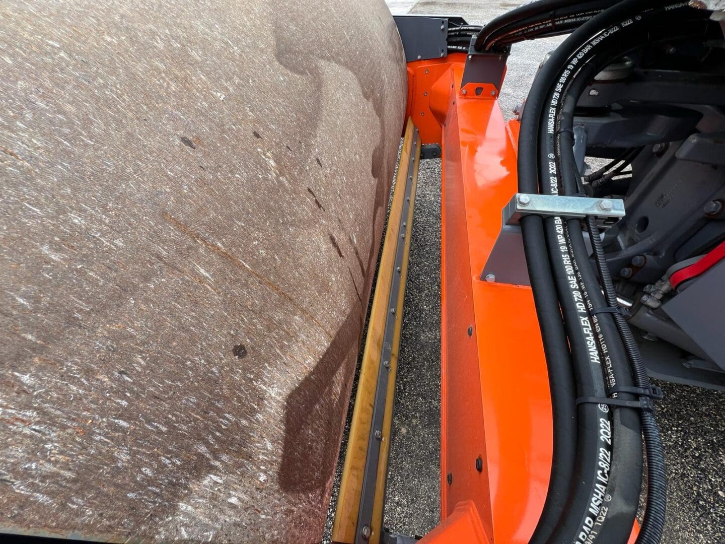 Construction roller drum with hydraulic hoses