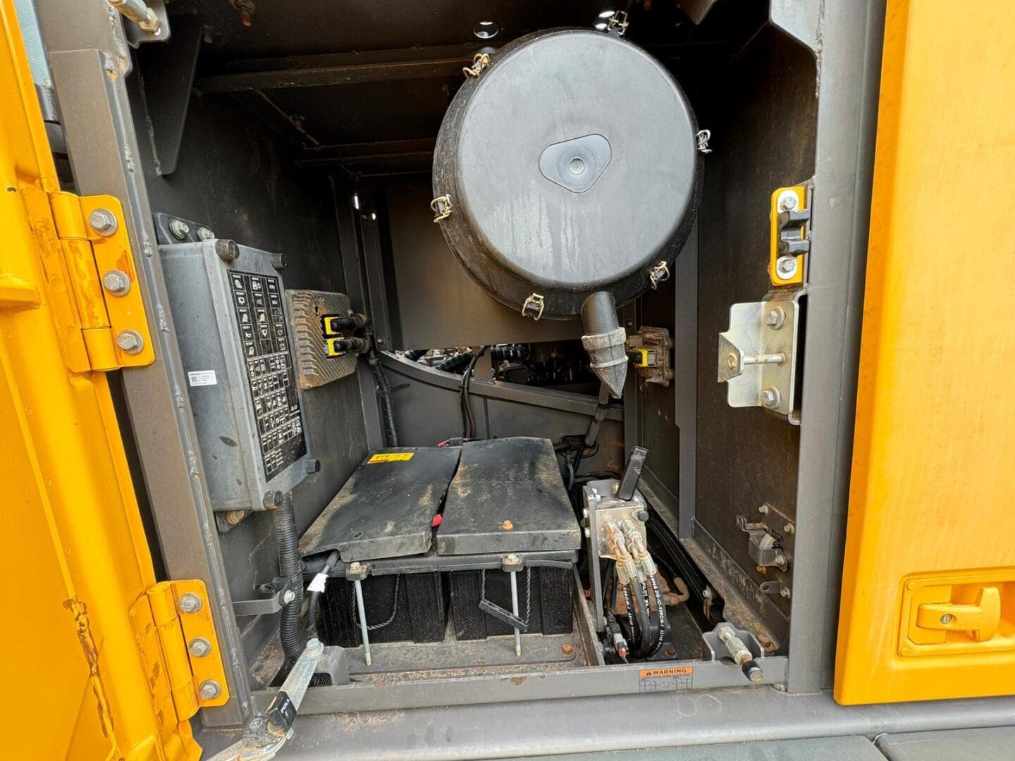 Construction vehicle battery compartment with air filter