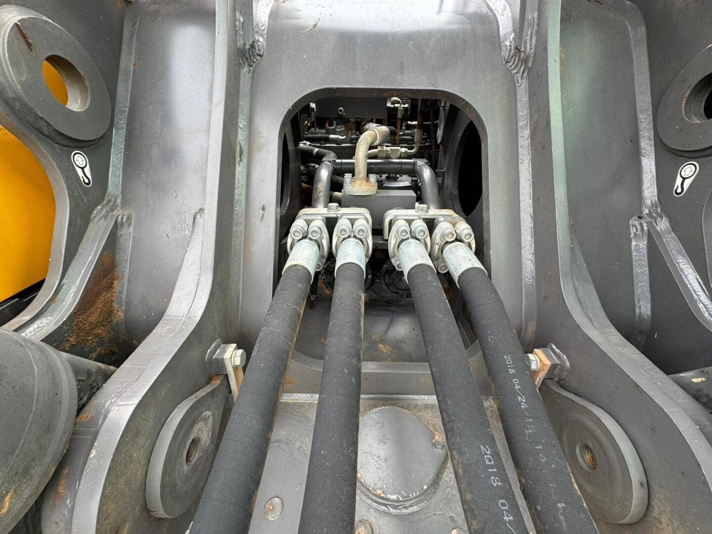 Industrial hydraulic hoses and metal connector assembly