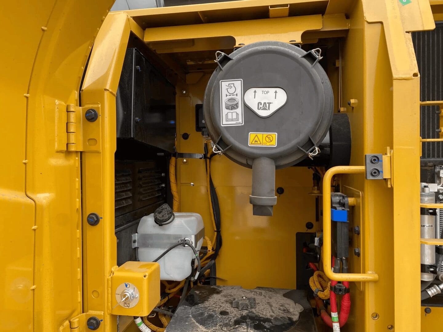 CAT engine compartment with air filter