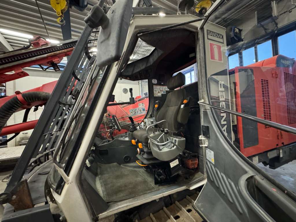 Tracked machine operator cabin with control levers