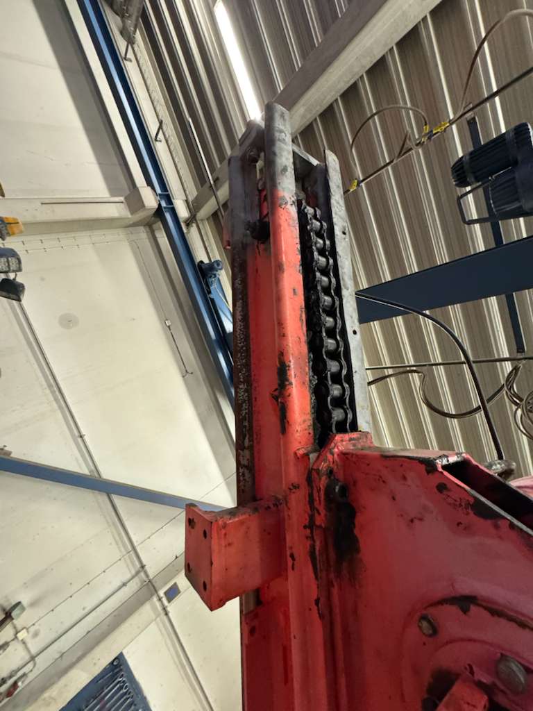 Red hydraulic garage lift column with chain