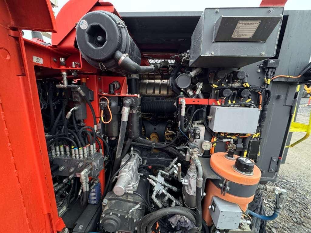 Open engine compartment with hydraulic components
